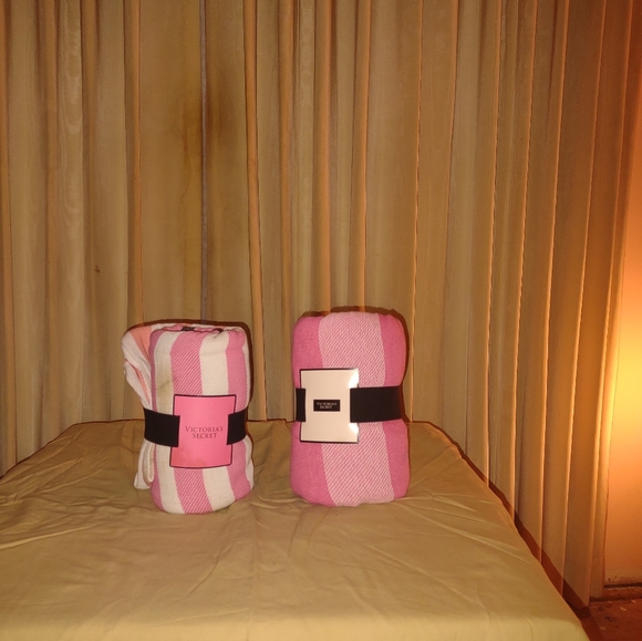 BUNDLE DEAL!!! Victorias Secret Limited Edition 2015 & 2017 Beach Blankets - Picture 11 of 14